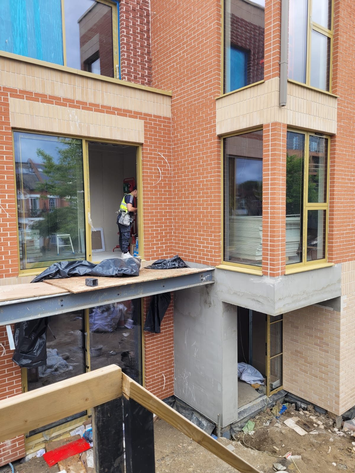 Brick Slip Cladding (Licata, Eurobrick &Amp; Ewi Pro) | Ewi Specialists Ltd EWI Specialist installer fitting brick slip cladding on a London new build